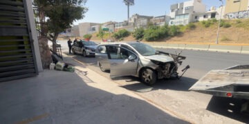 Conductora choca contra muro de contención en la avenida La Cantera