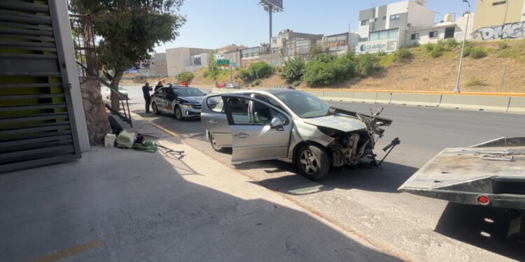 Conductora choca contra muro de contención en la avenida La Cantera