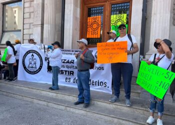 Sindicato realiza protesta frente al edificio de la Rectoría