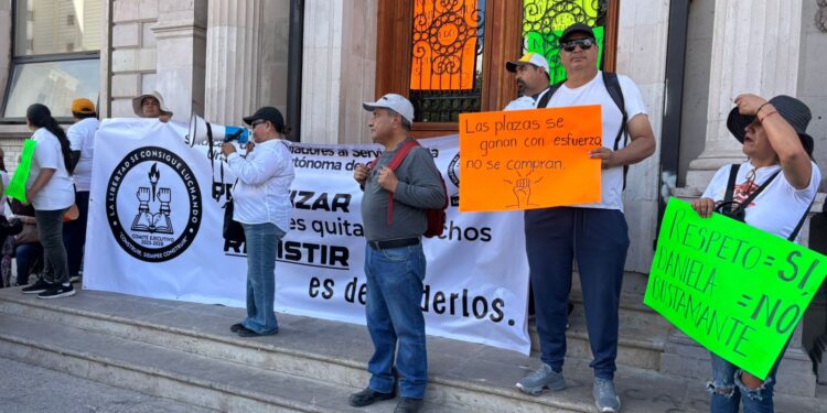 Sindicato realiza protesta frente al edificio de la Rectoría