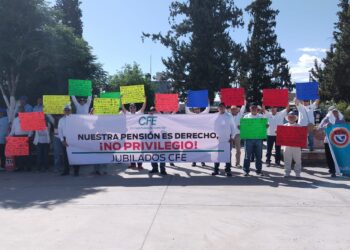 Gremio electricista de Delicias marcha en defensa de sus pensiones