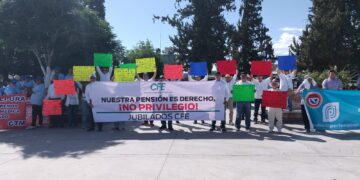 Gremio electricista de Delicias marcha en defensa de sus pensiones