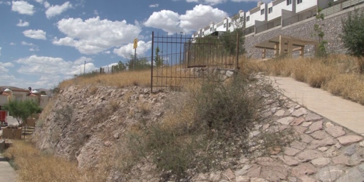 Vecinos de Santa Clara se oponen a uso de bardas para muro de contención