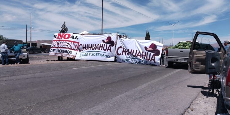 Continúa bloqueo en la carretera 45, a la altura de Meoqui