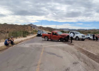 Choque frontal deja tres lesionados cerca de la presa Chihuahua