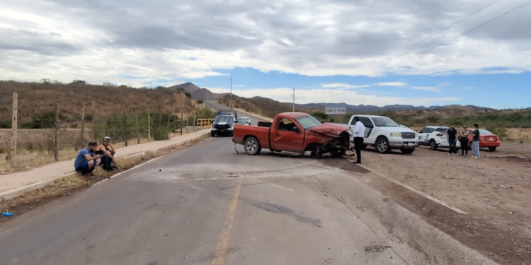 Choque frontal deja tres lesionados cerca de la presa Chihuahua