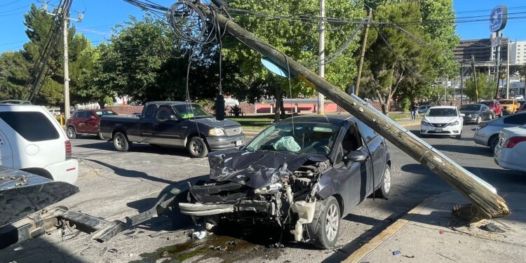 Accidente deja dos lesionados en la avenida Francisco Villa
