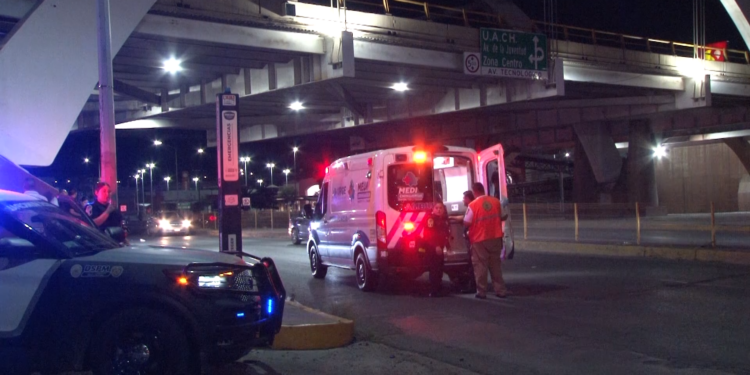 Adolescente resulta lesionada tras caer de puente en la Av. Homero