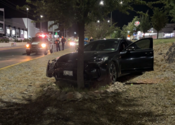 Aparatoso choque frente a Plaza Platinum 614 en La Cantera