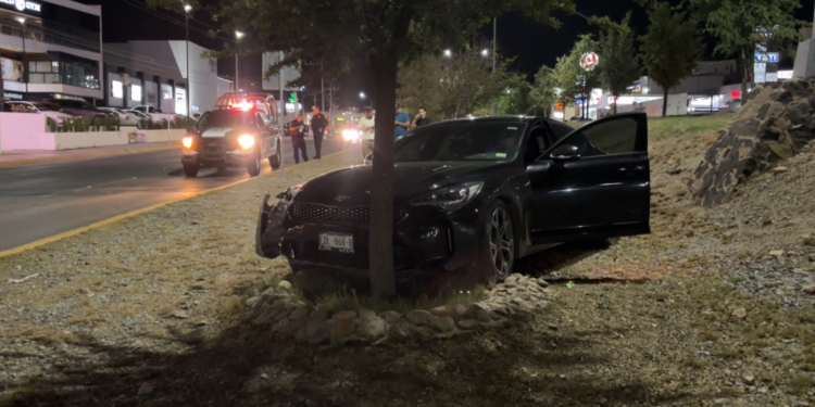 Aparatoso choque frente a Plaza Platinum 614 en La Cantera