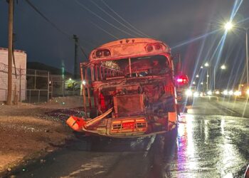 Arde transporte de personal en la carretera Cuauhtémoc–Chihuahua