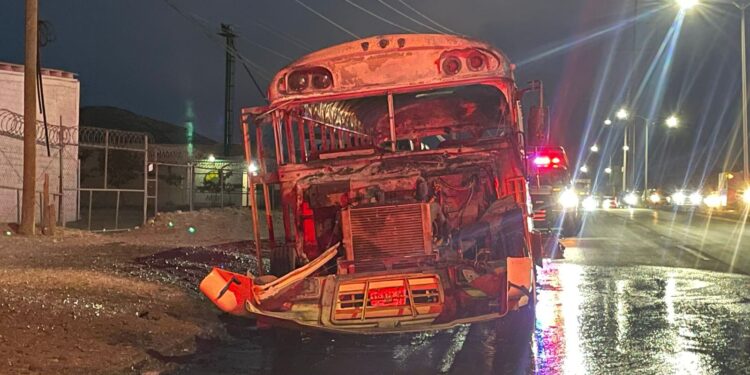 Arde transporte de personal en la carretera Cuauhtémoc–Chihuahua
