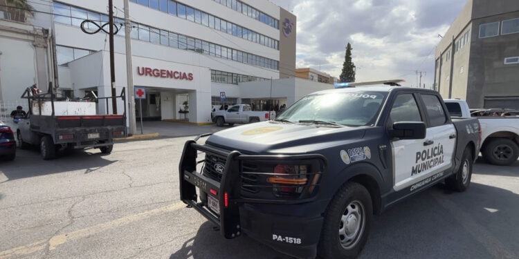 Balean a dos hombres en taller mecánico de la Tres de Mayo; se trasladan por sus medios a hospital