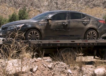 Abandona conductor su vehículo tras caer a arroyo en la Vialidad Sacramento