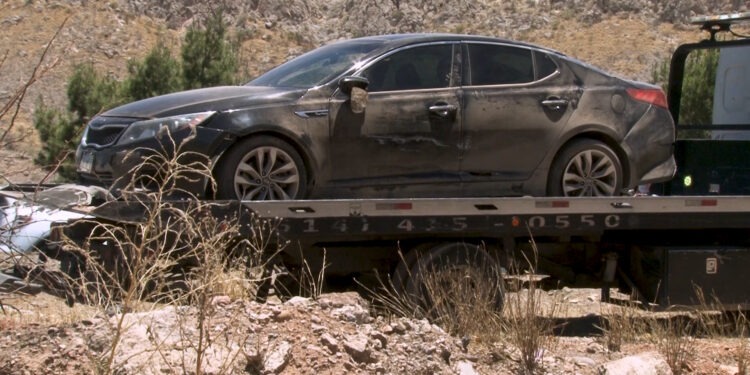 Abandona conductor su vehículo tras caer a arroyo en la Vialidad Sacramento