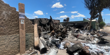 Así amaneció la fábrica de muebles consumida por el incendio en la colonia 3 de Mayo