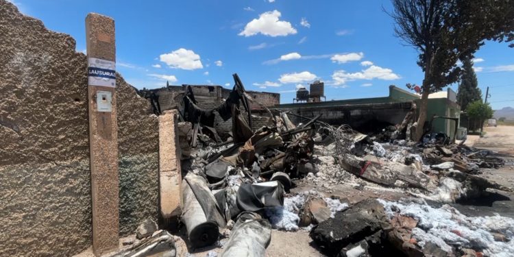 Así amaneció la fábrica de muebles consumida por el incendio en la colonia 3 de Mayo