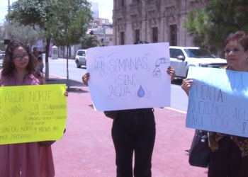 Vecinos protestan por falta de agua frente a Palacio de Gobierno