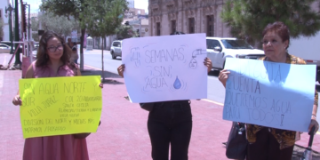 Vecinos protestan por falta de agua frente a Palacio de Gobierno