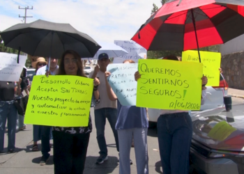 Vecinos de Residencial Cumbres II protestan por retiro de caseta de acceso