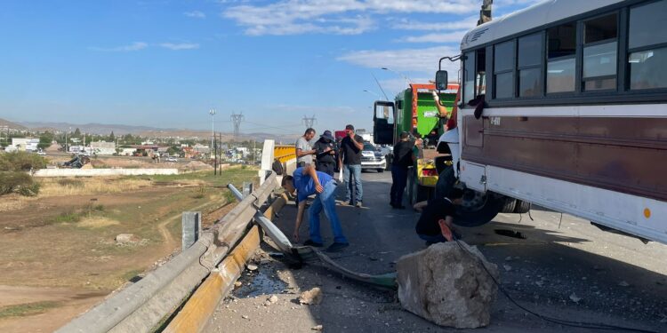 Camión de personal queda colgando de un puente
