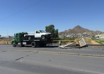 Choque y volcadura en el puente de la avenida Pacheco deja un lesionado y caos vial