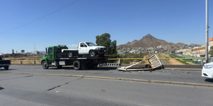 Choque y volcadura en el puente de la avenida Pacheco deja un lesionado y caos vial