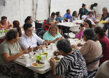 Convive Rafa Loera con vecinas y vecinos de Rinconada Los Nogales