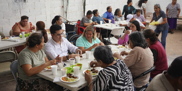 Convive Rafa Loera con vecinas y vecinos de Rinconada Los Nogales