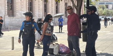 Detienen a dos acusados de robar playeras de la Selección Mexicana de negocio del centro
