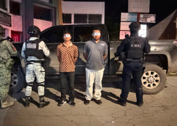 Detienen a dos sujetos y les aseguran armas de grueso calibre y equipo táctico en Cuauhtémoc