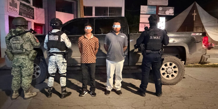Detienen a dos sujetos y les aseguran armas de grueso calibre y equipo táctico en Cuauhtémoc