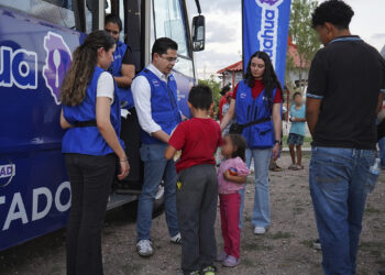Disfrutan vecinos de Riberas de Sacramento de actividades y camión de NutriChihuahua