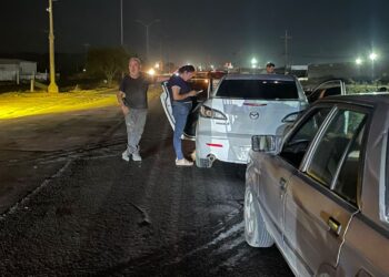 Dos lesionados tras choque en el entronque al CERESO