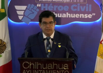 Entregan el Premio al Héroe Civil Chihuahuense 2026 al paramédico Roberto García Acosta