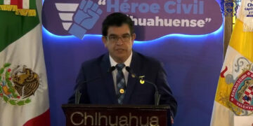 Entregan el Premio al Héroe Civil Chihuahuense 2026 al paramédico Roberto García Acosta