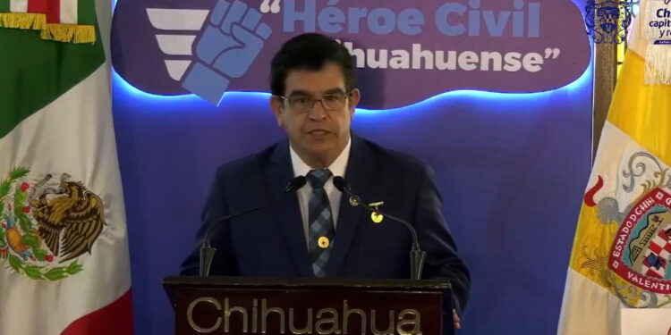 Entregan el Premio al Héroe Civil Chihuahuense 2026 al paramédico Roberto García Acosta