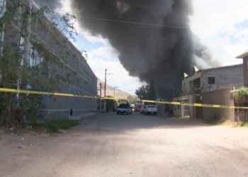 Incendio de gran magnitud consume fábrica de muebles en la colonia 3 de Mayo