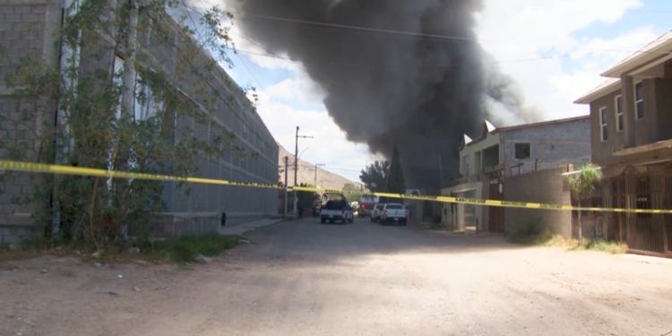 Incendio de gran magnitud consume fábrica de muebles en la colonia 3 de Mayo