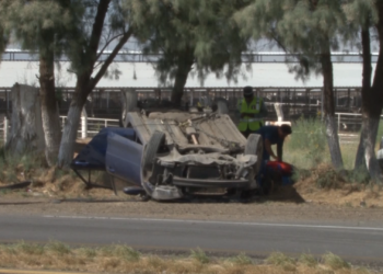 Vuelca vehículo en la carretera 45; viajaban de Zacatecas a Ciudad Juárez