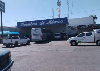 Fallece mujer a bordo de un autobús de pasajeros en la central camionera de Delicias