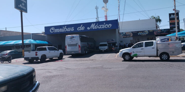 Fallece mujer a bordo de un autobús de pasajeros en la central camionera de Delicias