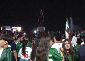 Festejan aficionados triunfo de México en la glorieta de Pancho Villa