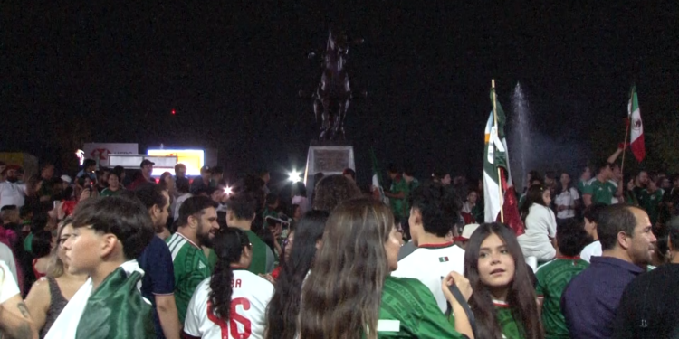 Festejan aficionados triunfo de México en la glorieta de Pancho Villa