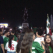 Festejan aficionados triunfo de México en la glorieta de Pancho Villa