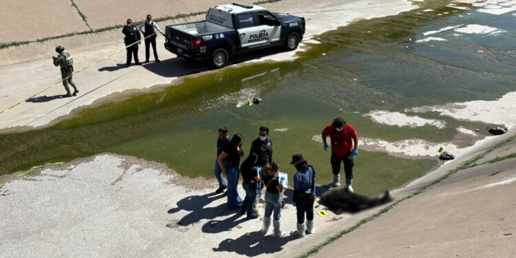 Hallan cuerpo calcinado y encobijado en el interior del Canal Chuvíscar