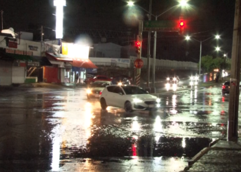 Intensa lluvia toma por sorpresa a peatones y conductores