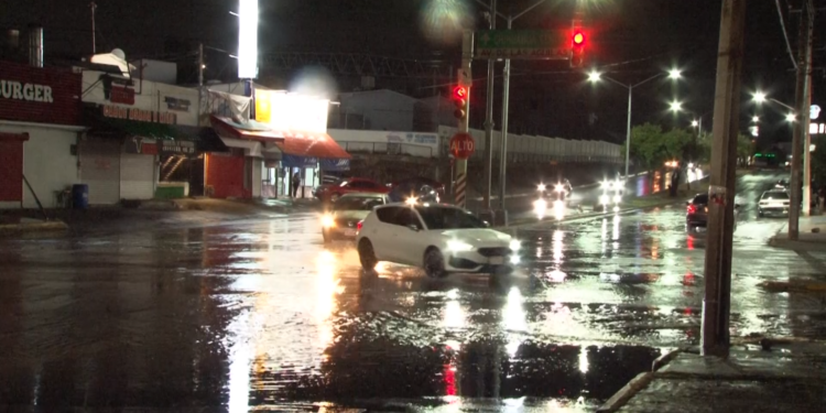 Intensa lluvia toma por sorpresa a peatones y conductores