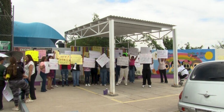 Padres de familia exigen destitución de conserje en kínder de Riberas de Sacramento
