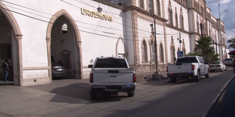 Llega hombre baleado al Hospital Central